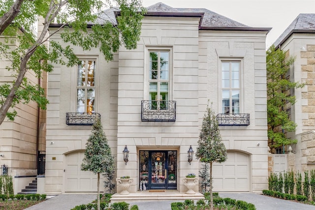 view of front facade featuring a garage