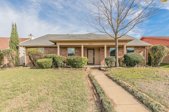 single story home with a front lawn