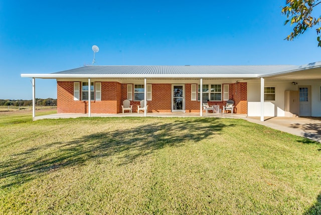 view of front of house featuring a front lawn