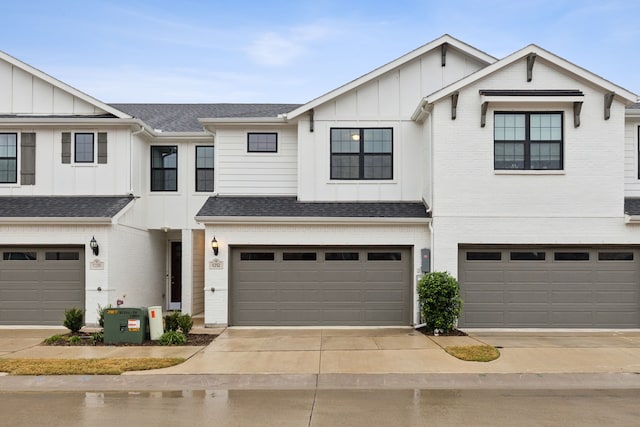 view of front facade featuring a garage