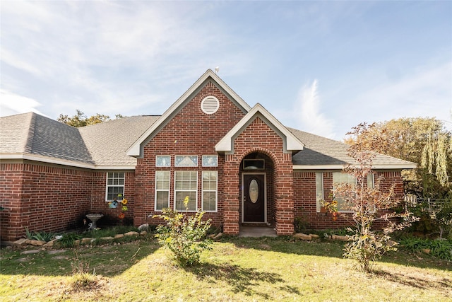 view of front of house featuring a front lawn