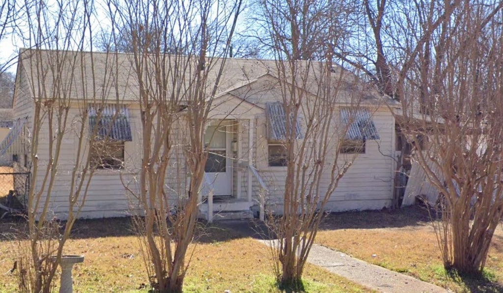 view of front of home featuring a front yard