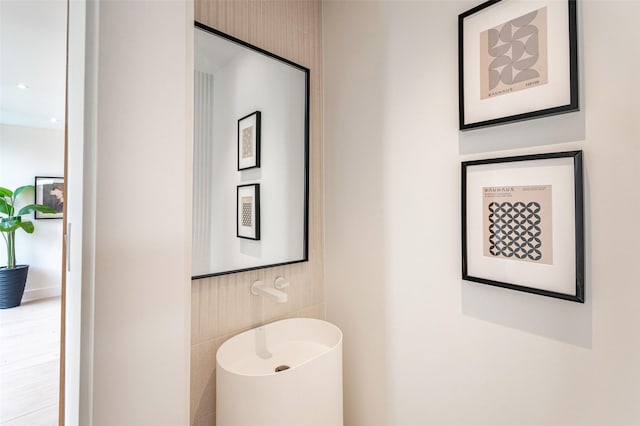 bathroom featuring tile walls