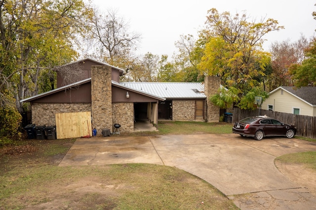 view of front of home featuring a front yard