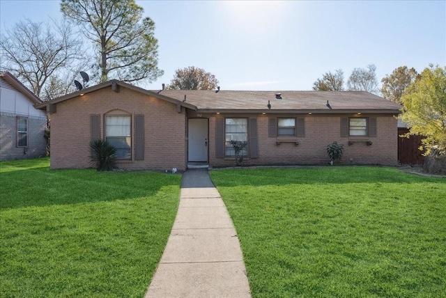 ranch-style home featuring a front lawn