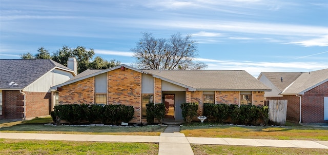 ranch-style house featuring a front yard