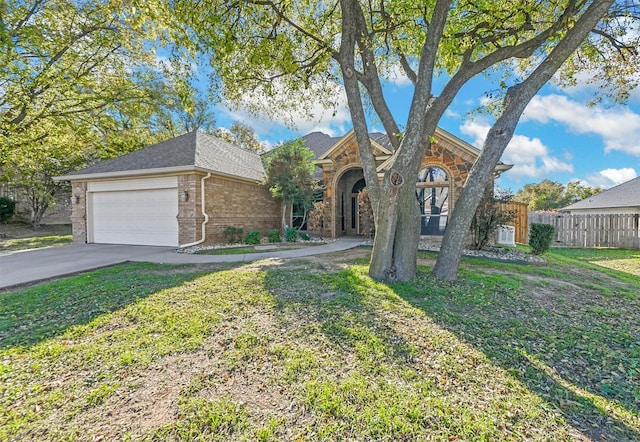 view of front facade featuring a garage and a front yard