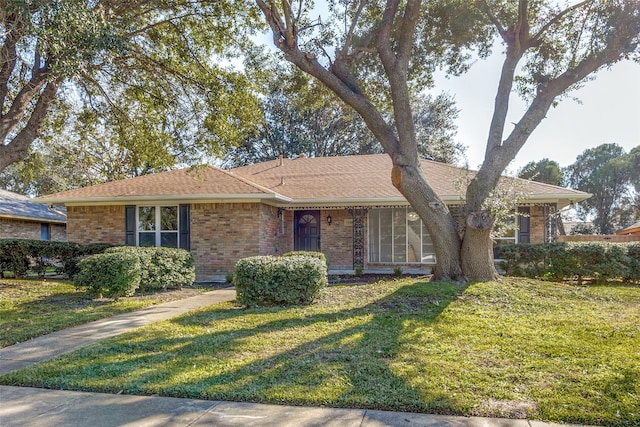 single story home with a front lawn