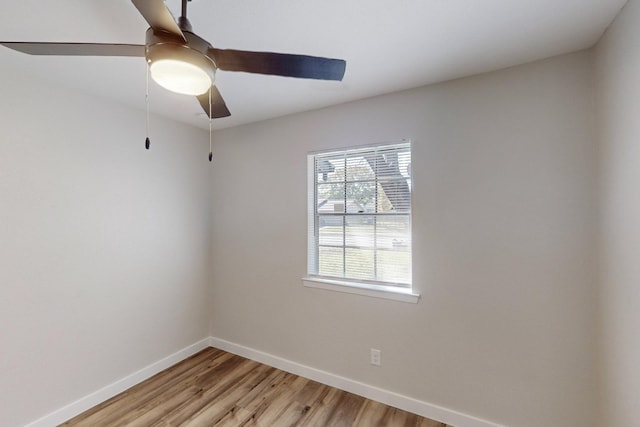 unfurnished room featuring light wood-style floors, baseboards, and a ceiling fan