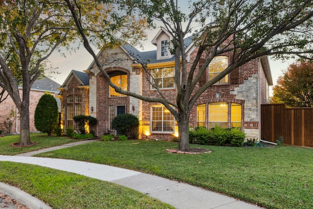 view of front of house featuring a lawn