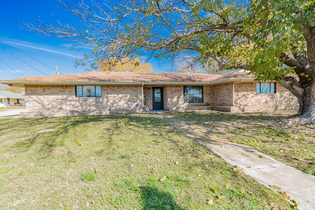 single story home featuring a front lawn