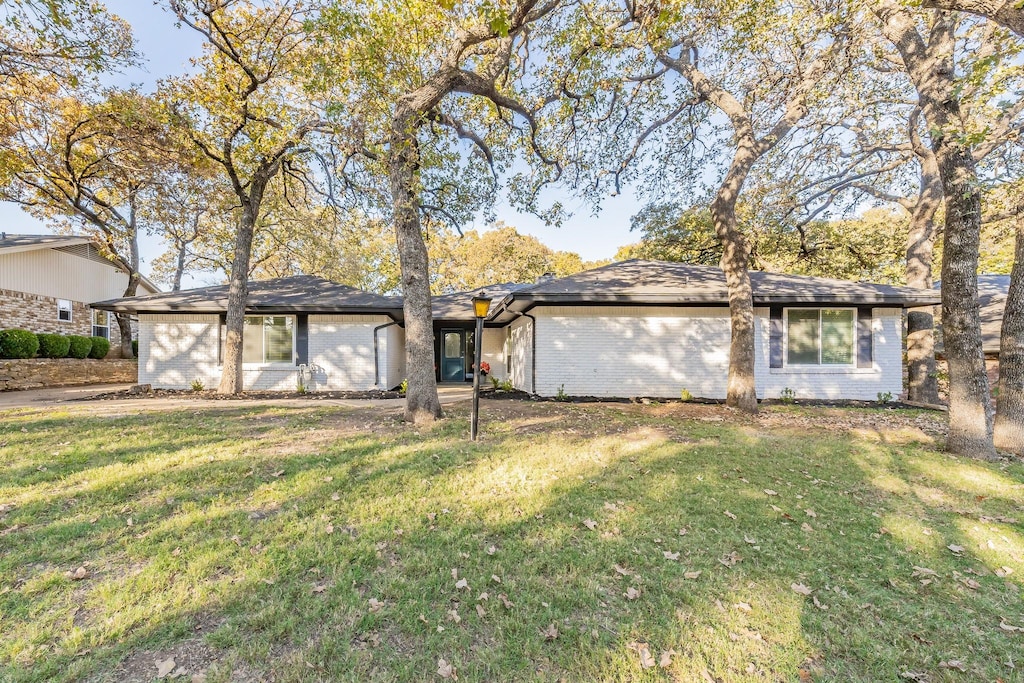 single story home with a front yard