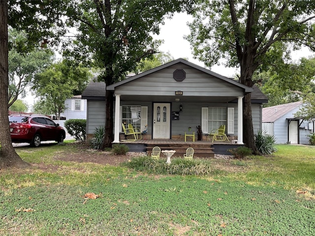 view of front of property featuring a porch and a front lawn