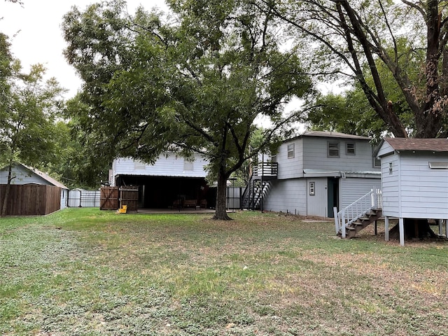 view of yard with an outbuilding