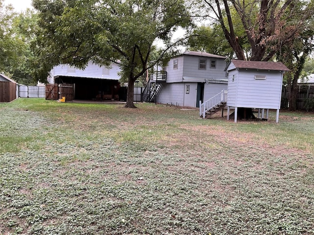 view of yard with an outdoor structure