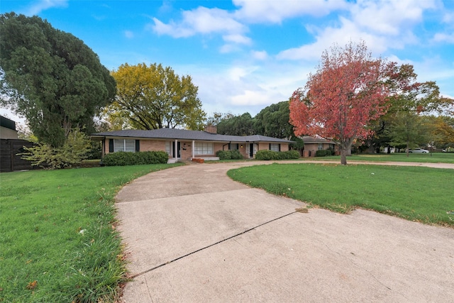 single story home with a front lawn