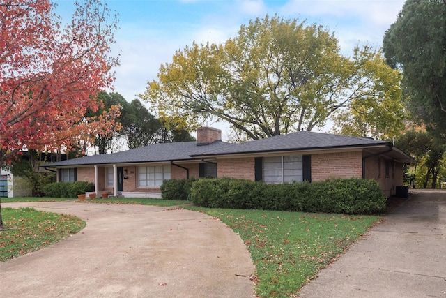 ranch-style house featuring a front yard