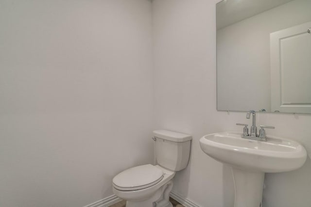 bathroom featuring toilet and sink