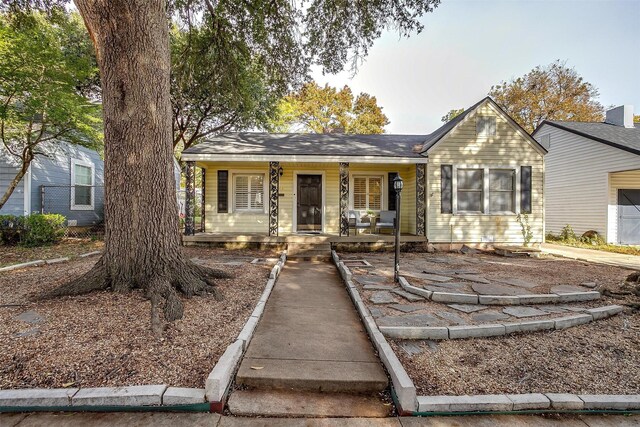 single story home featuring a porch