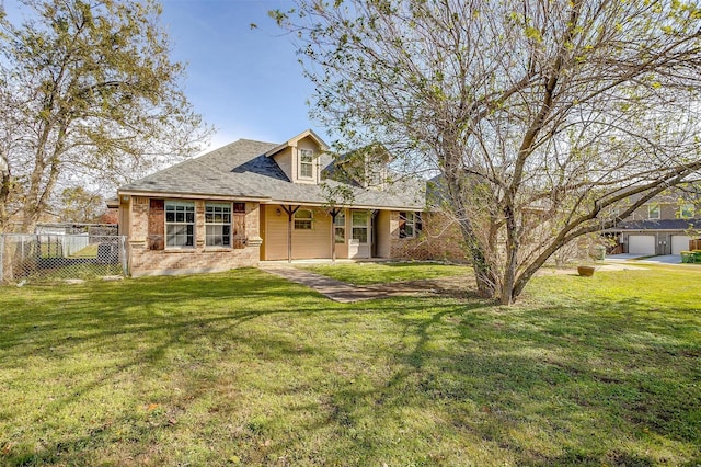 view of front of property featuring a front lawn