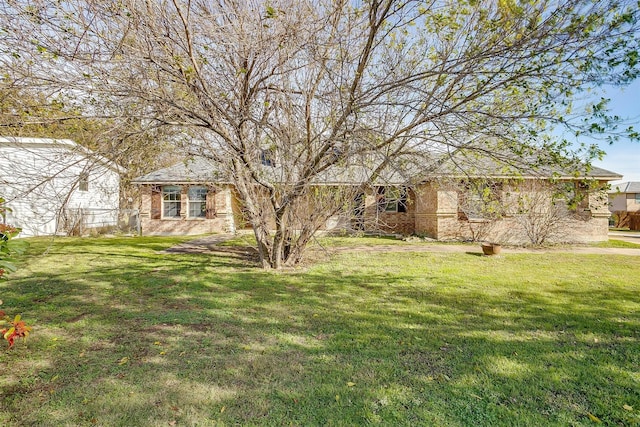 view of front of home featuring a front yard