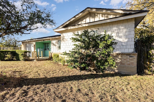 view of side of property featuring a lawn