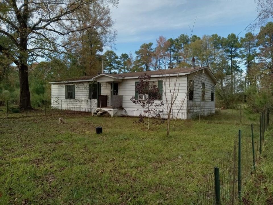 single story home with a front yard