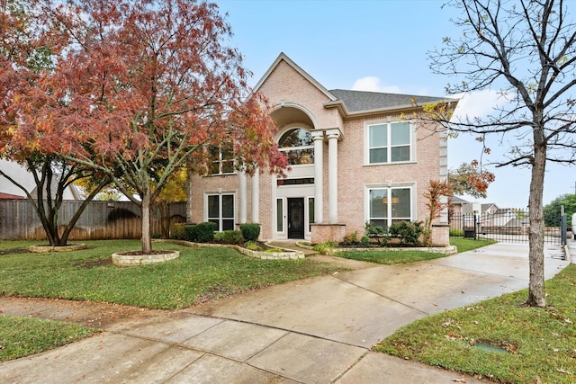 view of front of property featuring a front yard