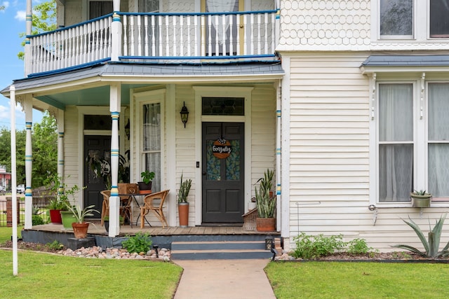 property entrance featuring a porch and a balcony