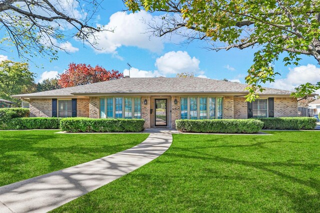 ranch-style house featuring a front yard