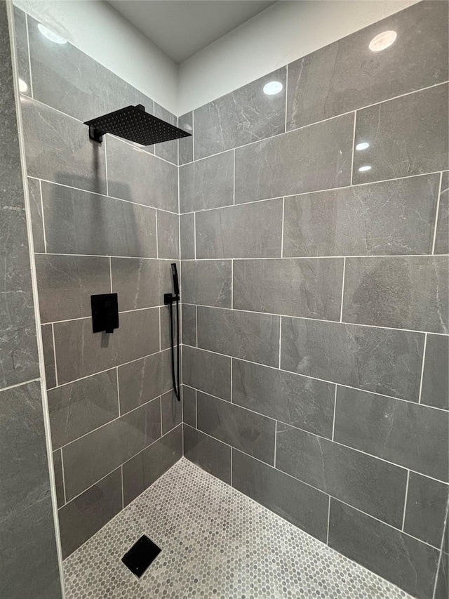 bathroom featuring a tile shower