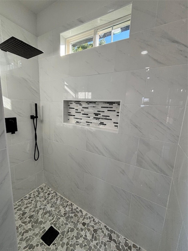 bathroom featuring a tile shower