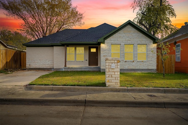 view of front of house featuring a lawn