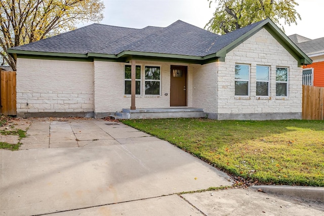 view of front of home featuring a front yard