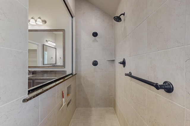 bathroom featuring tiled shower