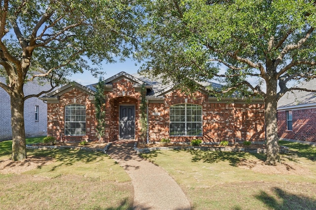 view of front facade featuring a front yard