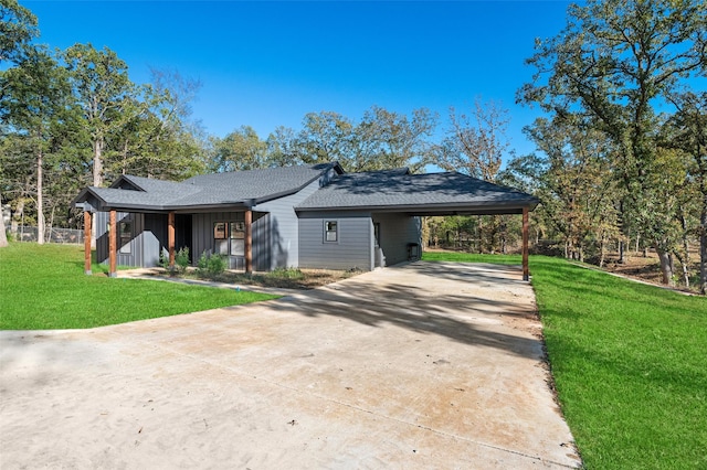 view of front facade featuring a carport and a front lawn