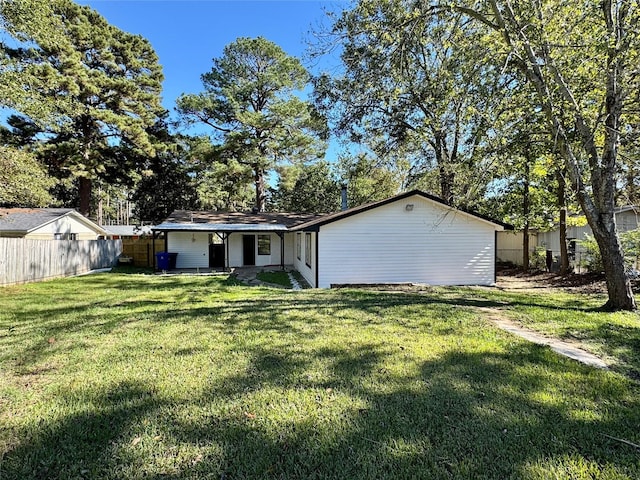 view of front of house featuring a front lawn