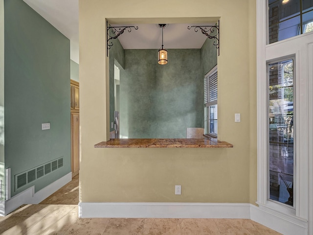 kitchen featuring pendant lighting