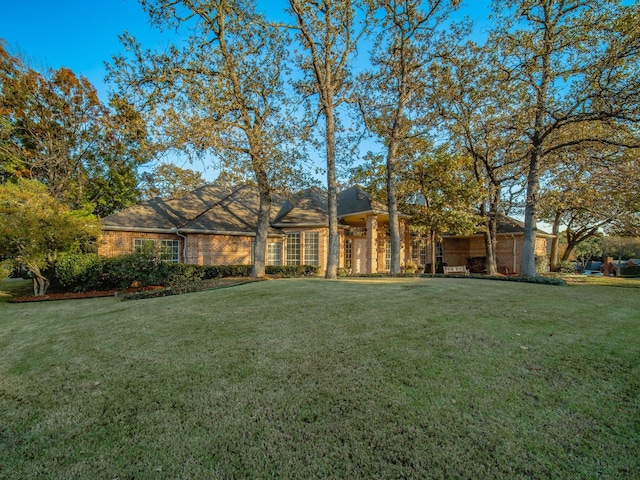 single story home with a front lawn