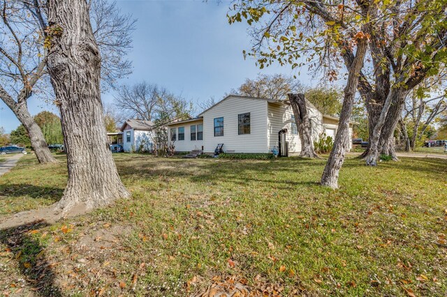 exterior space featuring a lawn