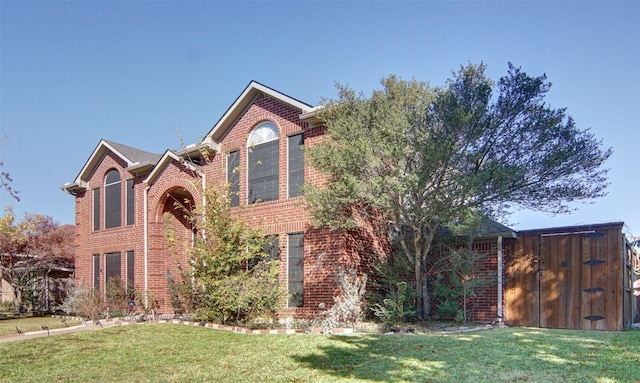 view of front of home featuring a front yard