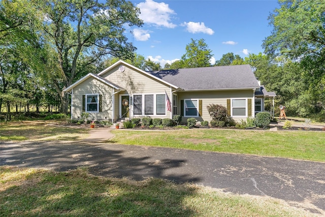 single story home with a front lawn