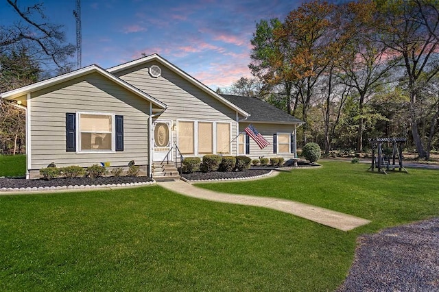 view of front facade featuring a lawn