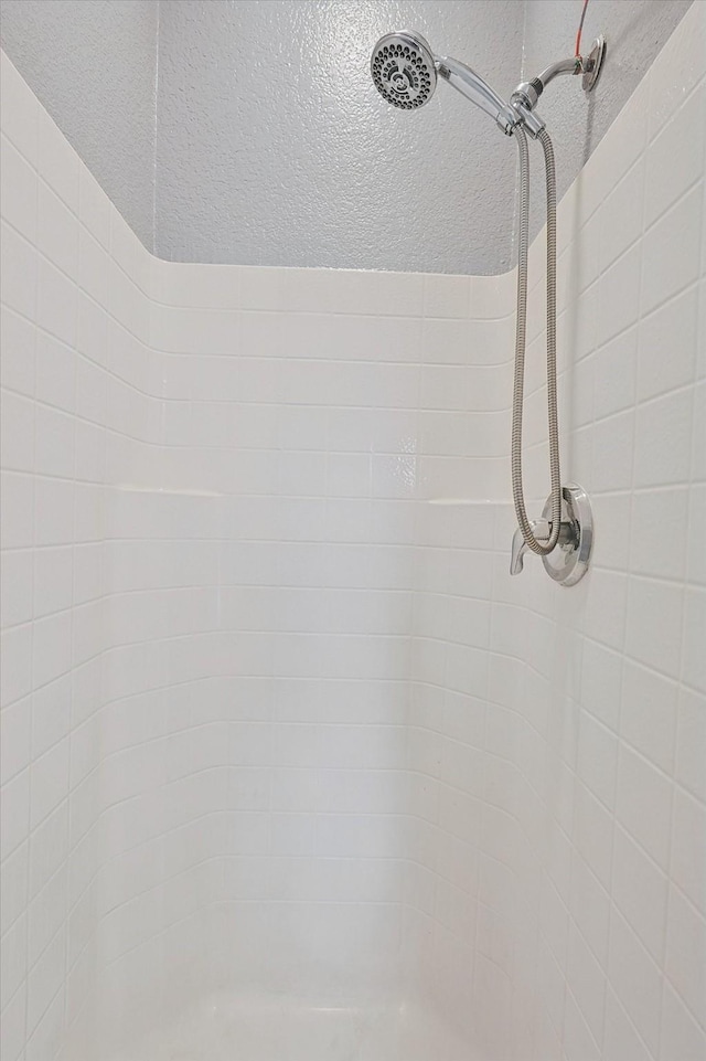 room details featuring a tile shower