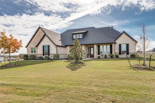 view of front of house featuring a front yard