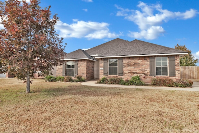 view of front of home featuring a front yard