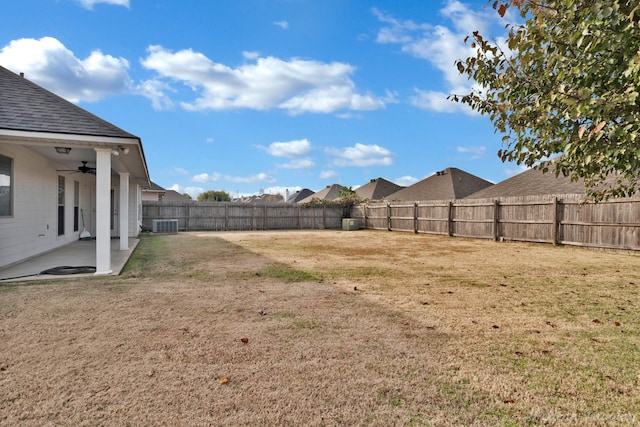 view of front of property featuring a front yard