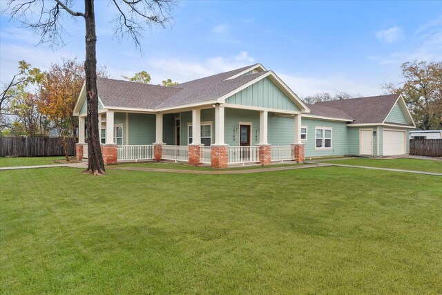 craftsman inspired home featuring covered porch and a front yard