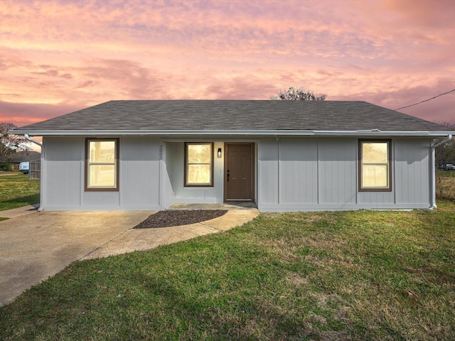 ranch-style home featuring a lawn